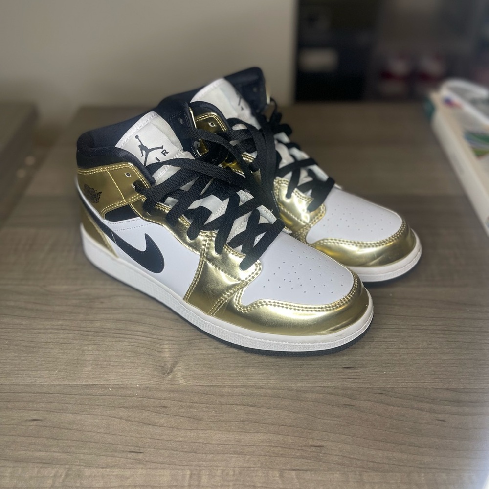 Air Jordan 1 Mid SE ‘Metallic Gold’